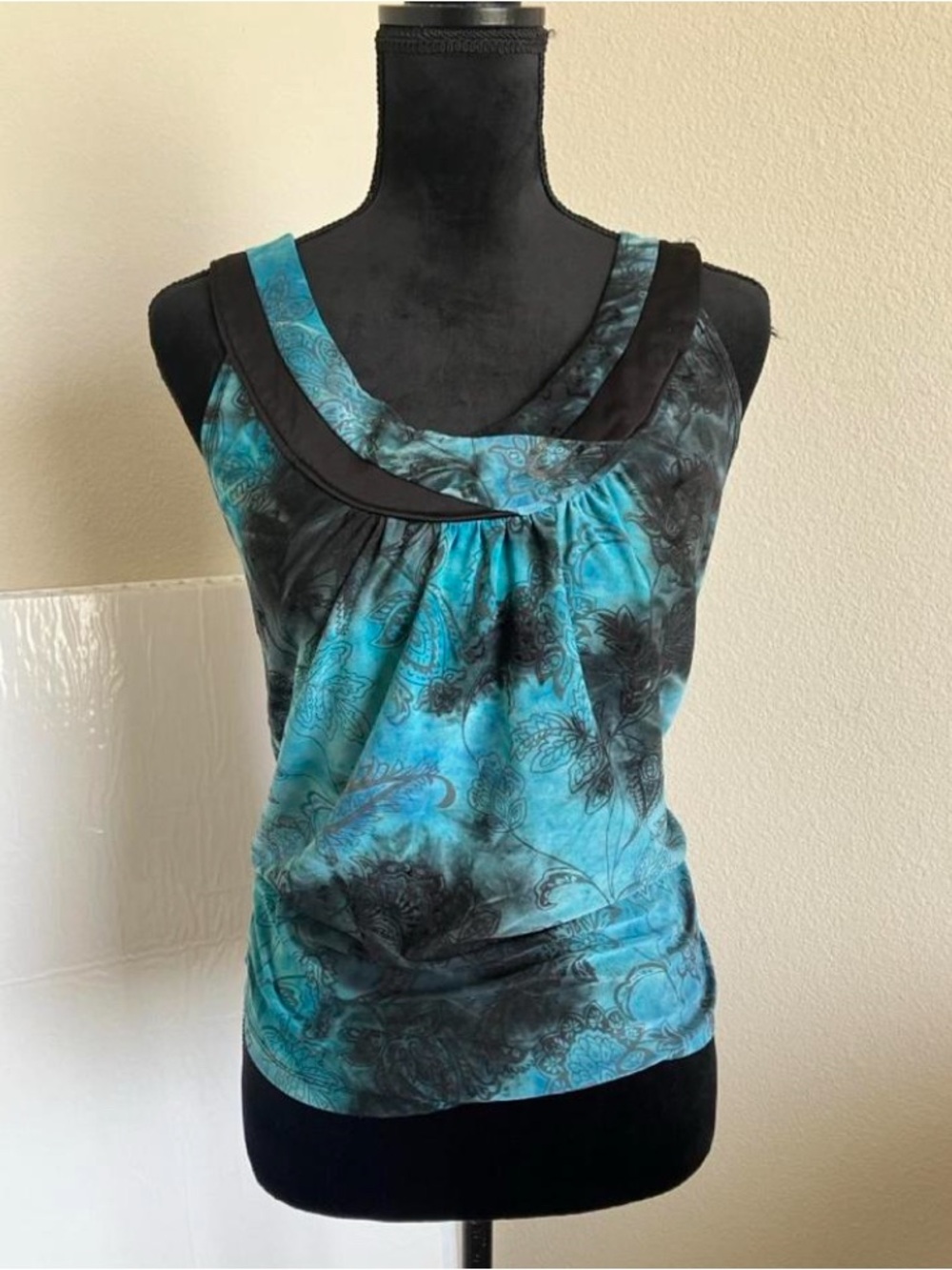 Sleeveless Blue Black Floral Scoop Neck Tank Top